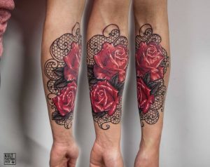 tatuaż rękaw róża